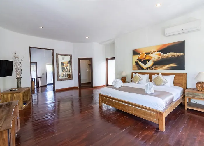Villa Enclose Living 5br Center Of Near Seminyak